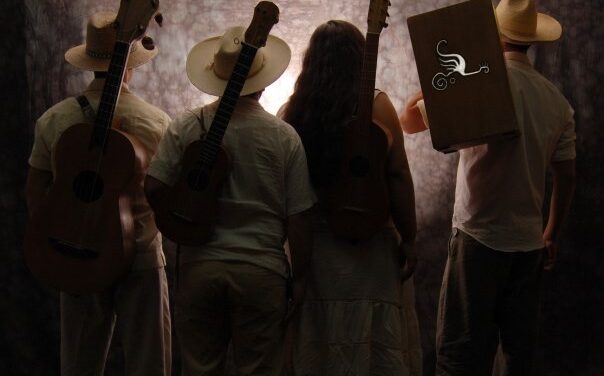 El grupo La Pura Pulpa difunde la música tradicional mexicana en el norte del país
