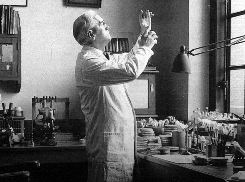 Se conmemora fallecimiento de Alexander Fleming